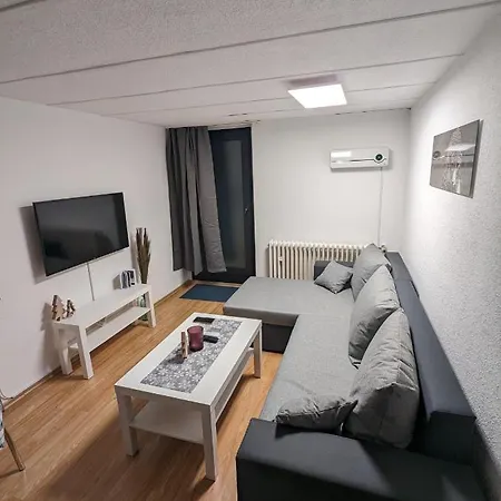 Direkt An Der S-bahn Gelegenes Gemutliches Souterrain Mit Privatem Zugang Guest house *